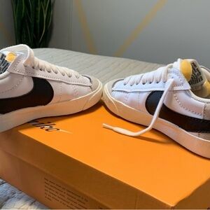 Nike White and Black Sneakers